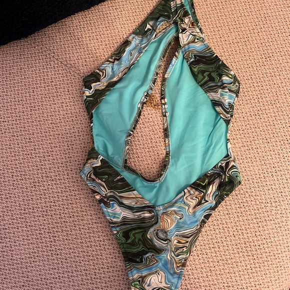 437 Paradiso One Piece - Picture 4 of 5